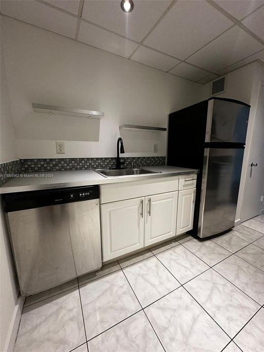 For Rent: $2,250 (1 beds, 1 baths, 940 Square Feet)