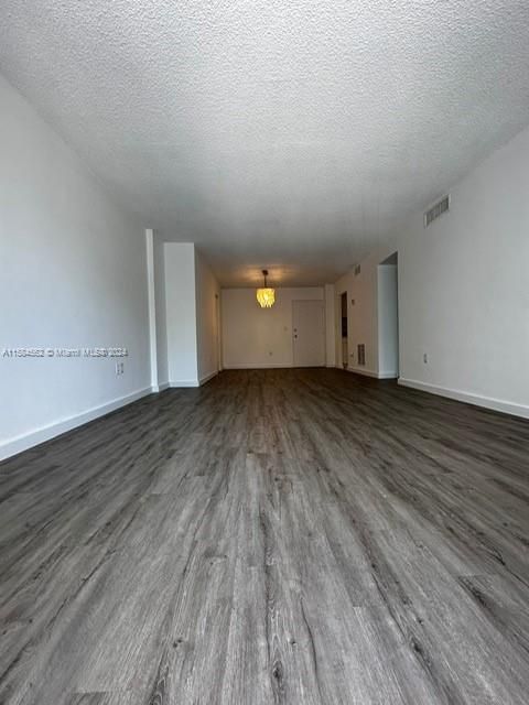 For Rent: $2,250 (1 beds, 1 baths, 940 Square Feet)