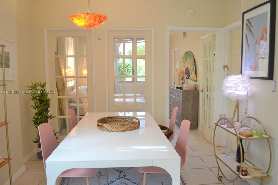 Dining area with space for 6 at the table.