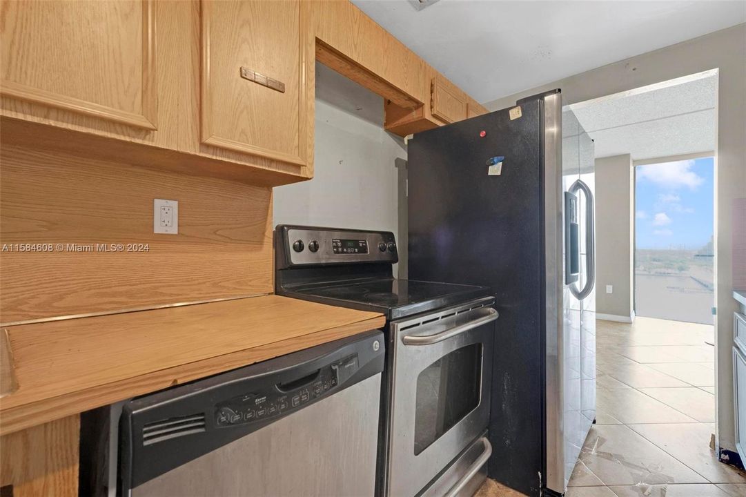 For Sale: $590,000 (2 beds, 2 baths, 1160 Square Feet)