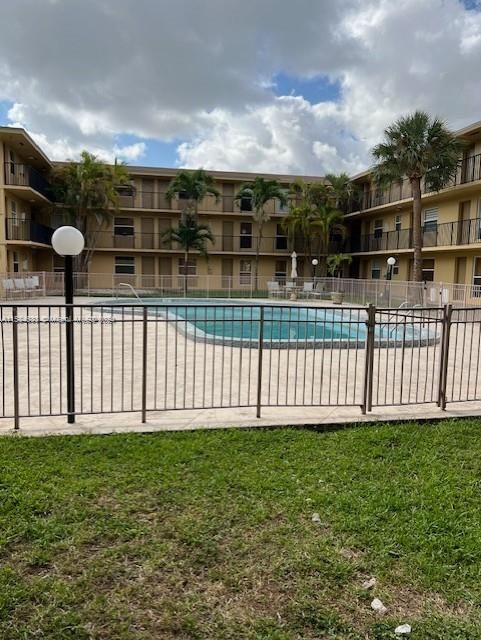 Active With Contract: $2,000 (1 beds, 1 baths, 485 Square Feet)