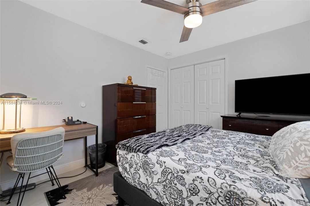 Active With Contract: $4,000 (4 beds, 2 baths, 1352 Square Feet)