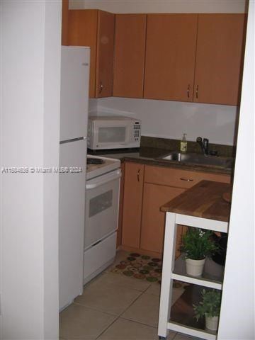 Active With Contract: $1,650 (1 beds, 1 baths, 465 Square Feet)