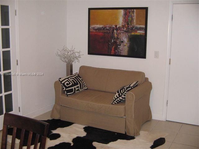 Active With Contract: $1,650 (1 beds, 1 baths, 465 Square Feet)