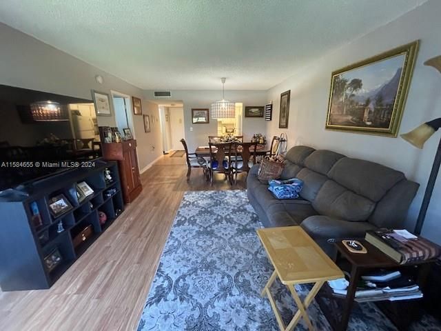 For Sale: $149,500 (1 beds, 1 baths, 740 Square Feet)