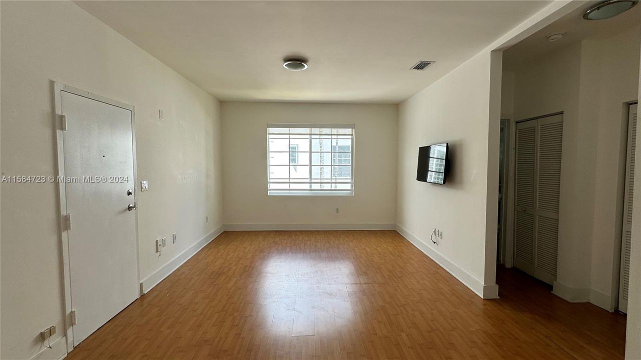 For Rent: $2,700 (1 beds, 1 baths, 716 Square Feet)