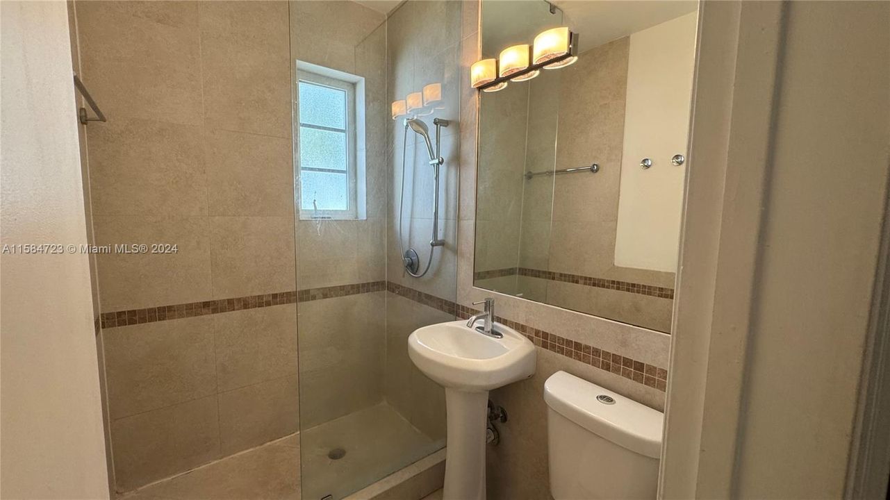 For Rent: $2,700 (1 beds, 1 baths, 716 Square Feet)