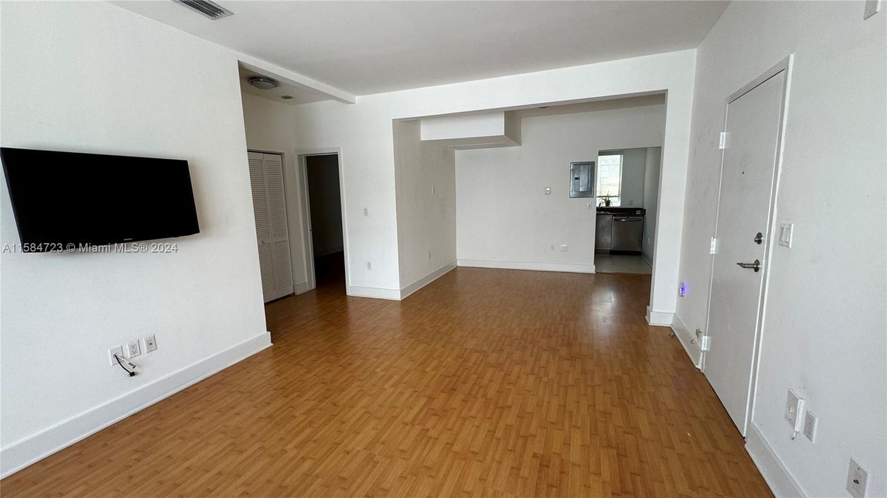 For Rent: $2,700 (1 beds, 1 baths, 716 Square Feet)