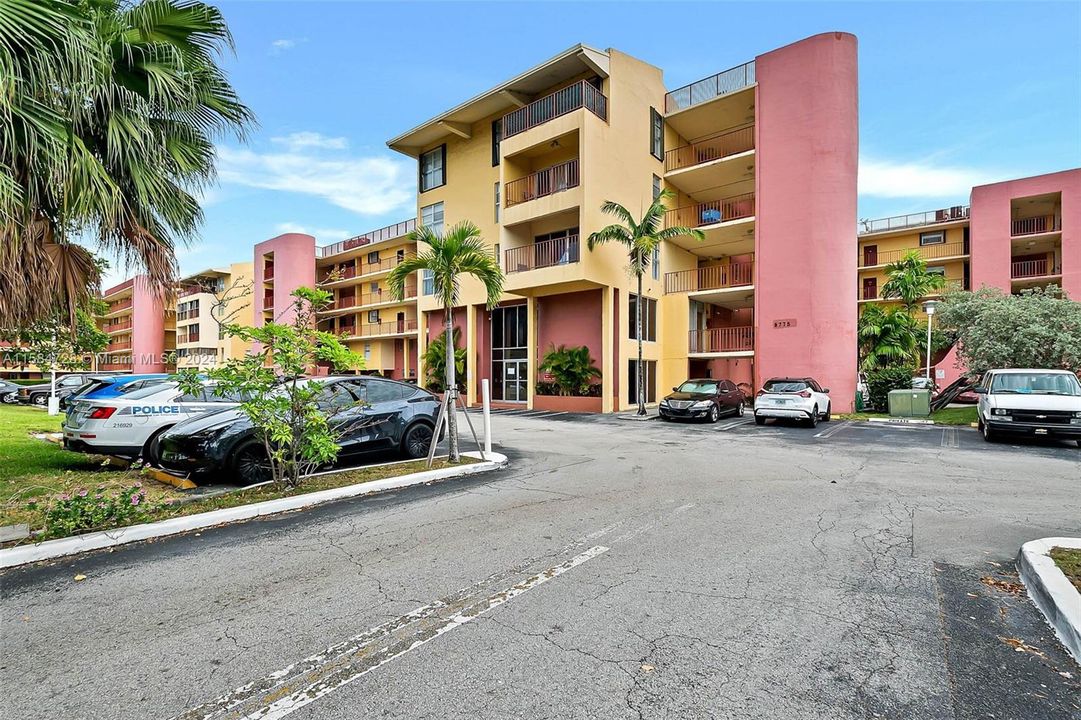 Active With Contract: $285,000 (2 beds, 2 baths, 1194 Square Feet)