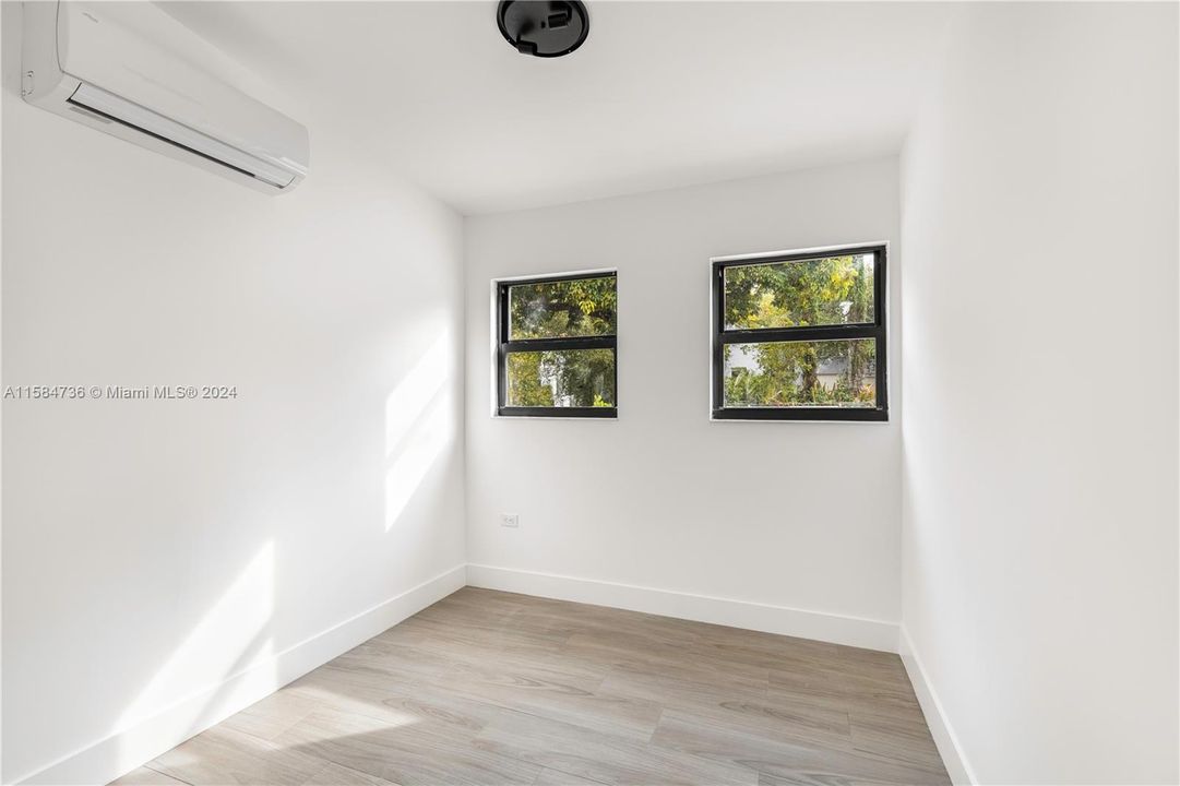 Active With Contract: $1,900 (1 beds, 1 baths, 410 Square Feet)