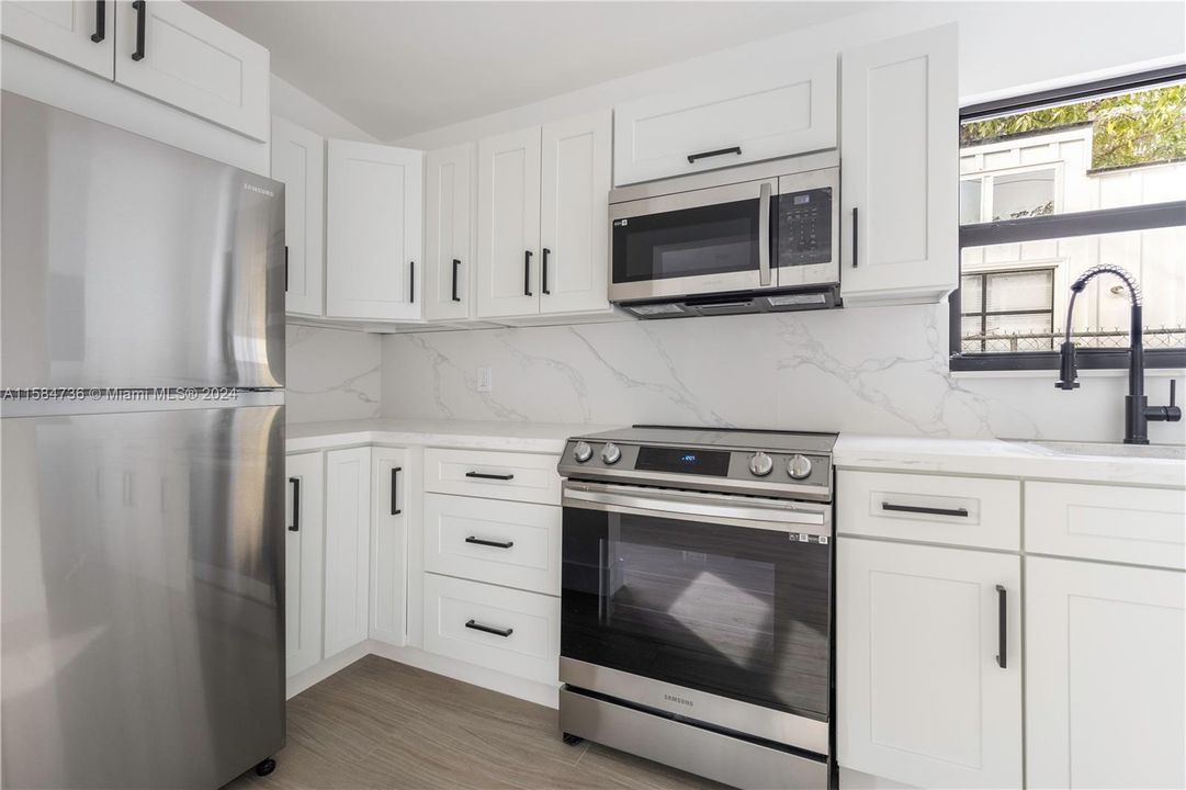 Active With Contract: $1,900 (1 beds, 1 baths, 410 Square Feet)