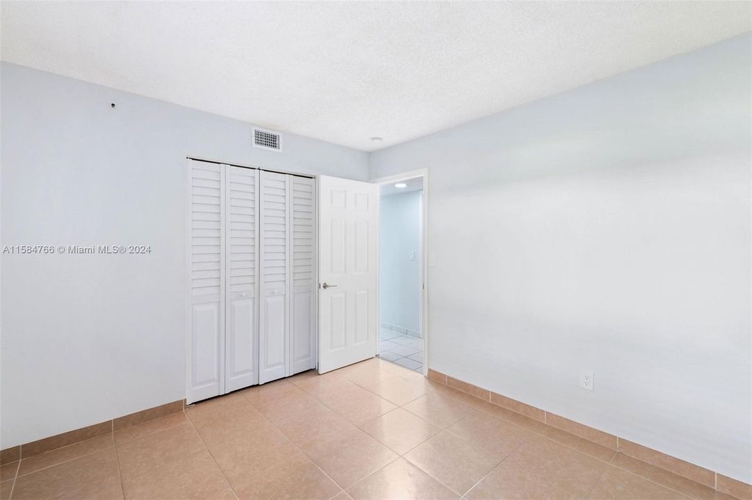 Active With Contract: $2,100 (2 beds, 1 baths, 804 Square Feet)