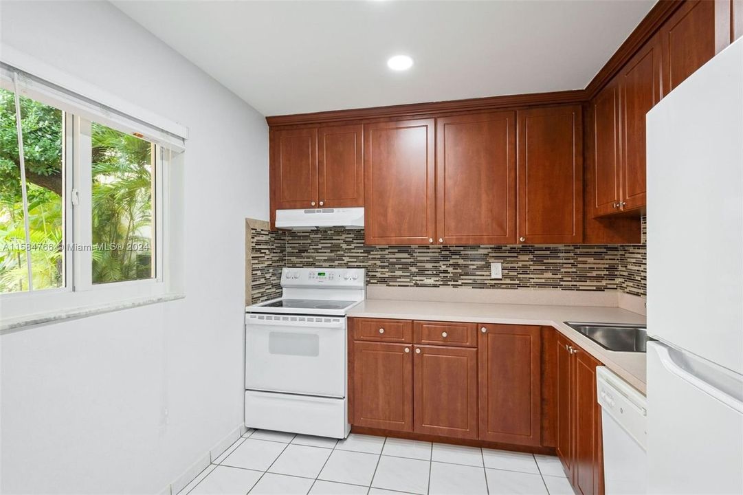 Active With Contract: $2,100 (2 beds, 1 baths, 804 Square Feet)
