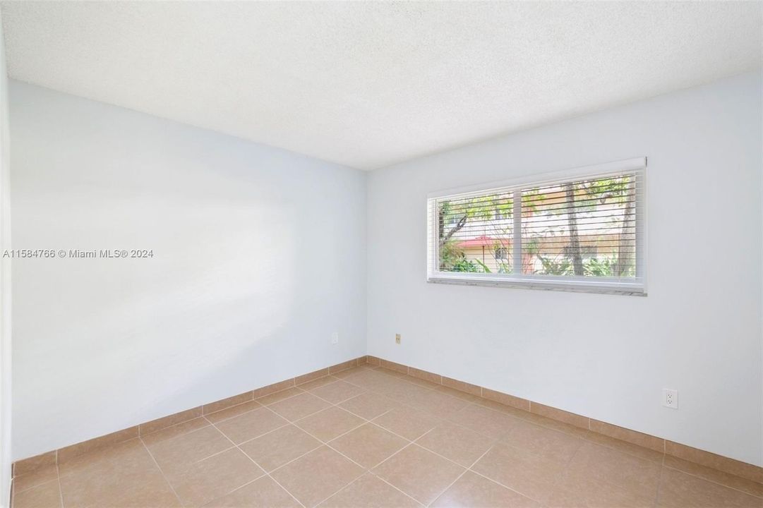 Active With Contract: $2,100 (2 beds, 1 baths, 804 Square Feet)
