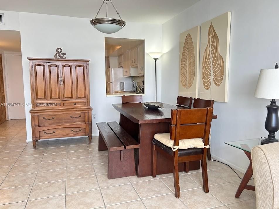 For Sale: $170,000 (1 beds, 2 baths, 861 Square Feet)