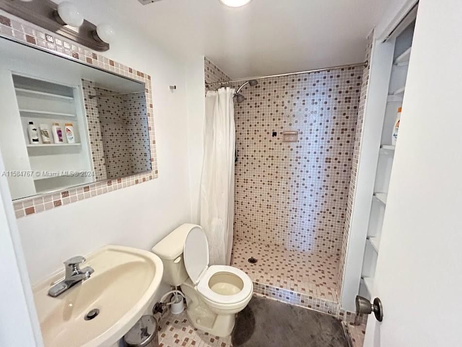 待售: $170,000 (1 贝兹, 2 浴室, 861 平方英尺)