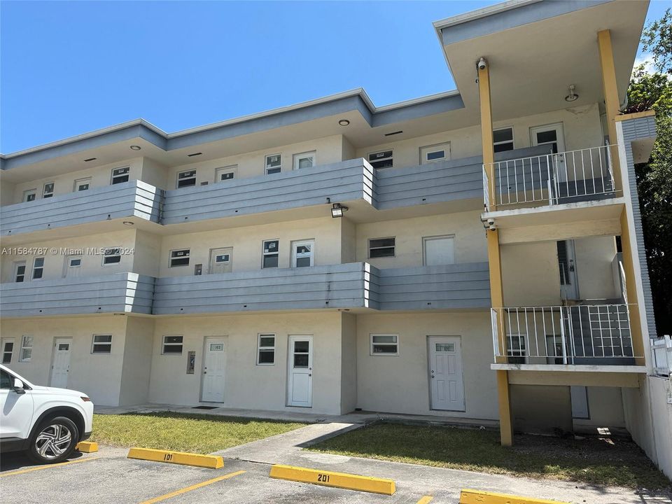 Active With Contract: $175,000 (1 beds, 1 baths, 668 Square Feet)