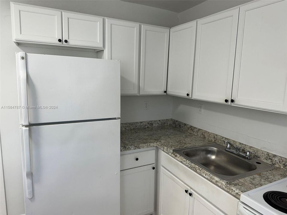 Active With Contract: $175,000 (1 beds, 1 baths, 668 Square Feet)