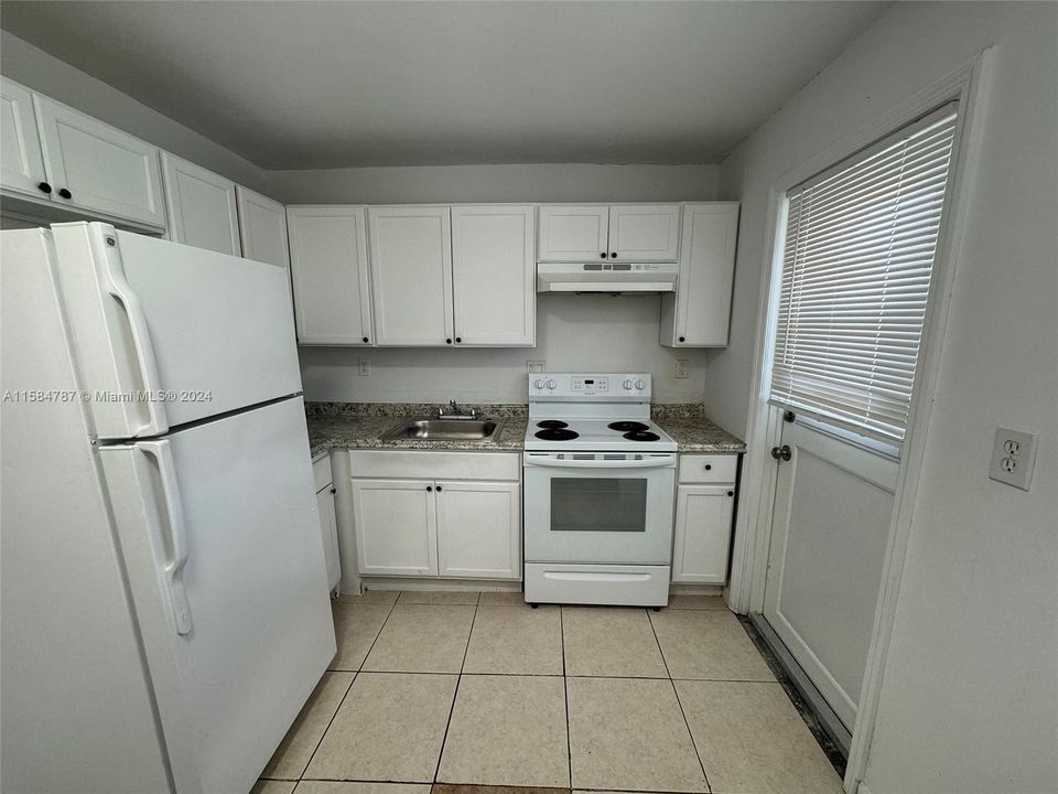 Active With Contract: $175,000 (1 beds, 1 baths, 668 Square Feet)