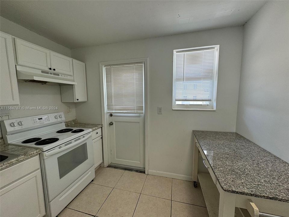 Active With Contract: $175,000 (1 beds, 1 baths, 668 Square Feet)