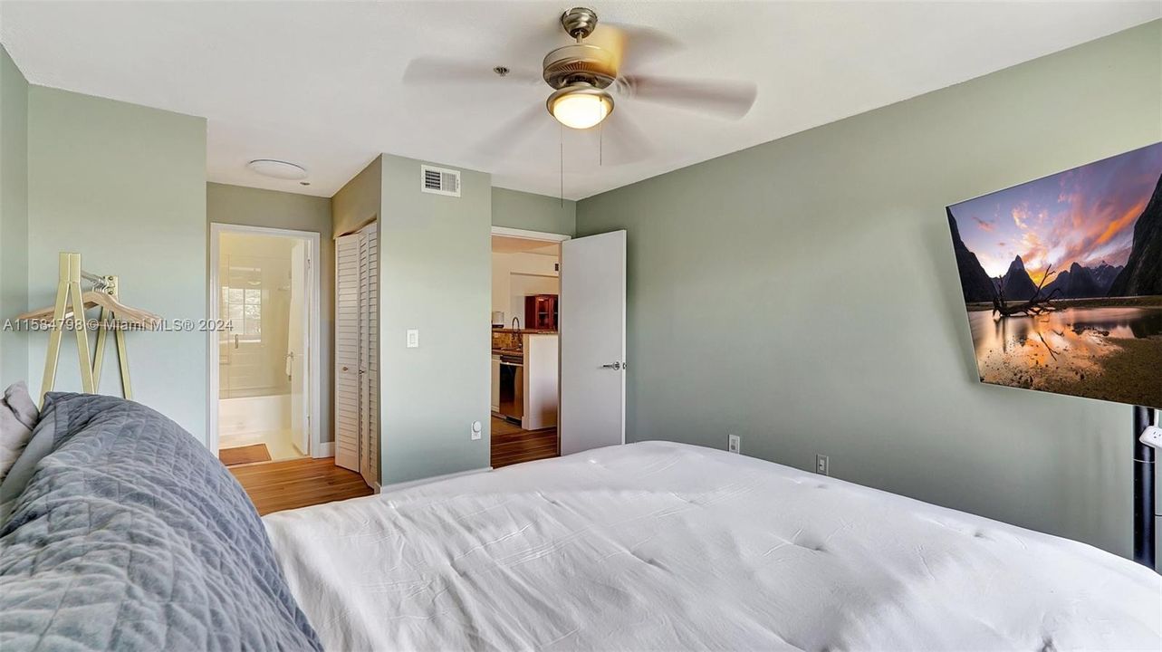 For Sale: $310,000 (2 beds, 2 baths, 983 Square Feet)