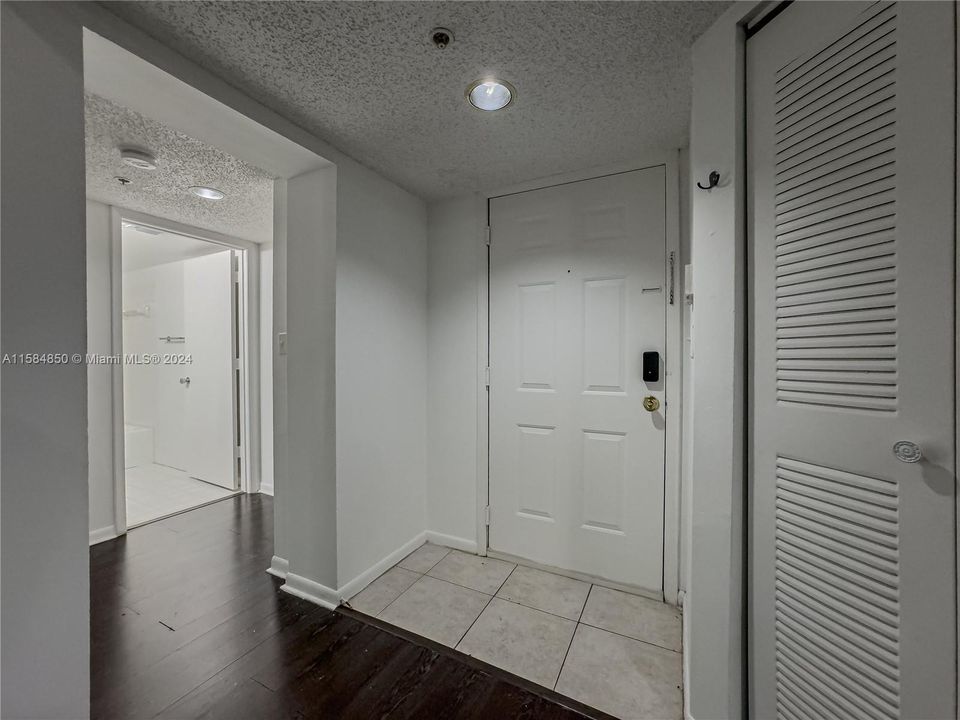 Active With Contract: $2,200 (2 beds, 2 baths, 974 Square Feet)