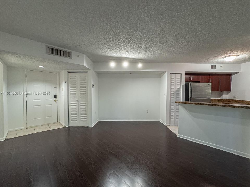 Active With Contract: $2,200 (2 beds, 2 baths, 974 Square Feet)