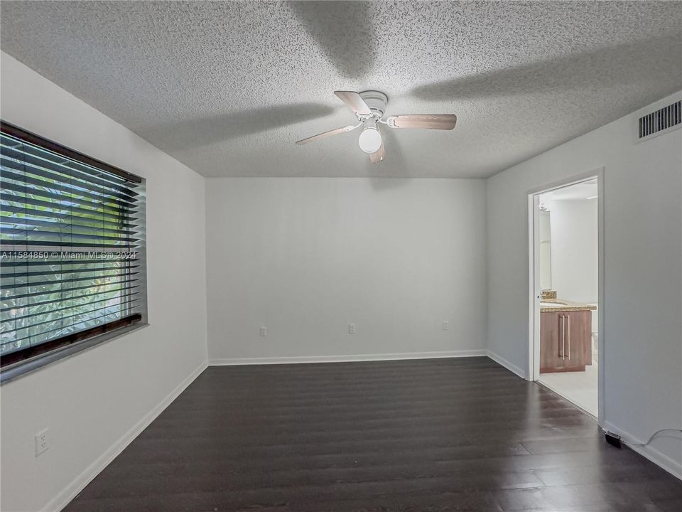 Active With Contract: $2,200 (2 beds, 2 baths, 974 Square Feet)