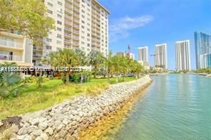 For Sale: $400,000 (2 beds, 2 baths, 1023 Square Feet)