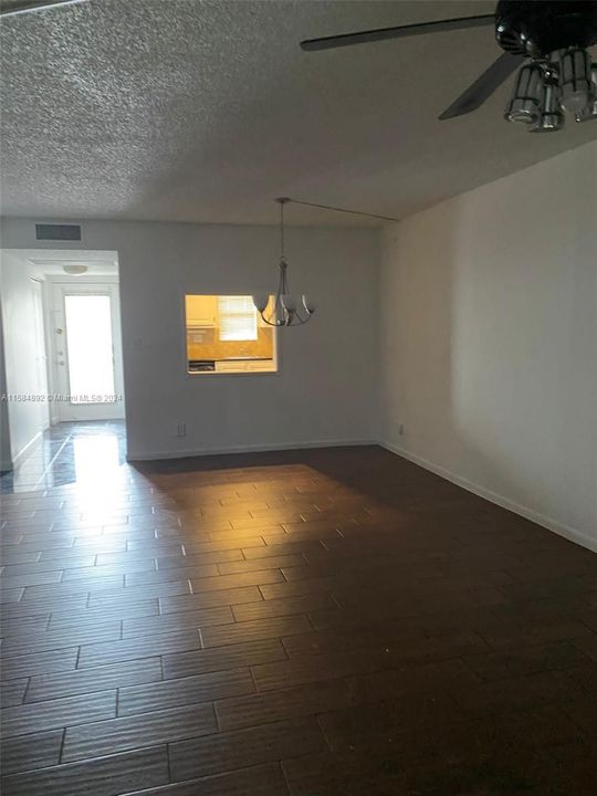 For Sale: $269,900 (2 beds, 2 baths, 979 Square Feet)