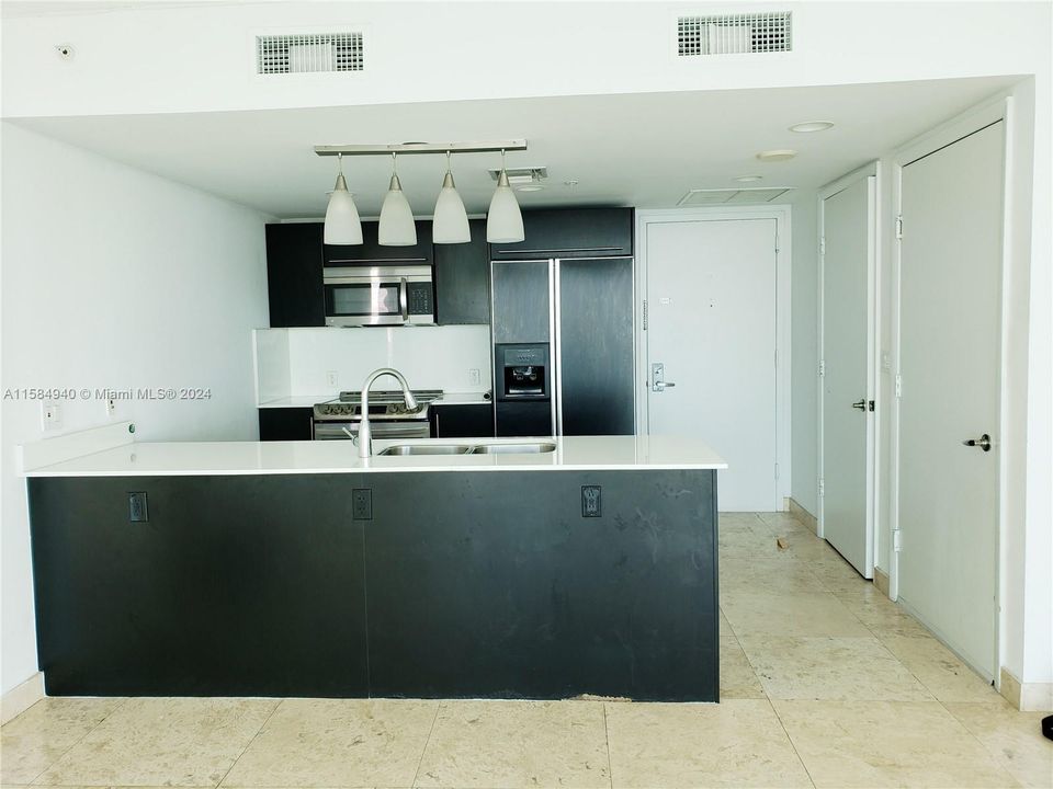 Active With Contract: $4,300 (2 beds, 2 baths, 1237 Square Feet)