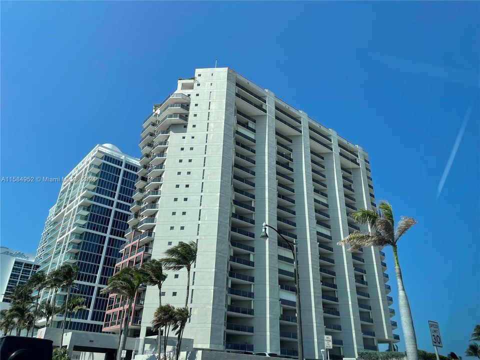 For Sale: $890,000 (2 beds, 2 baths, 1230 Square Feet)