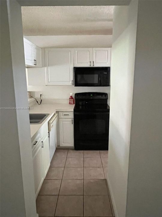 For Sale: $214,900 (1 beds, 1 baths, 816 Square Feet)