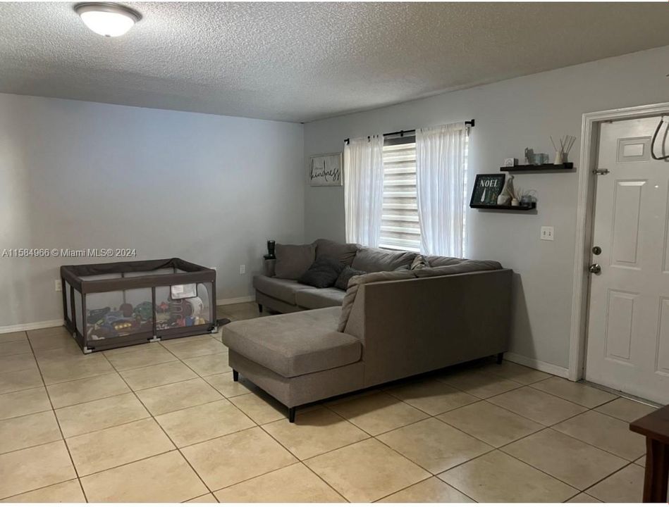 For Rent: $2,950 (3 beds, 2 baths, 1221 Square Feet)