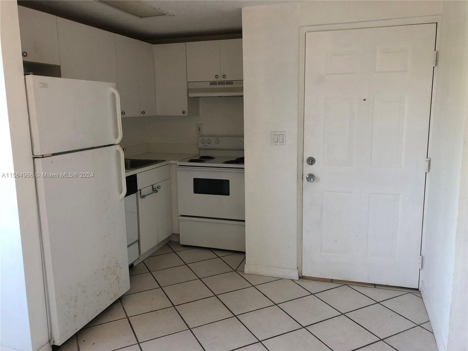 Active With Contract: $1,920 (1 beds, 1 baths, 405 Square Feet)