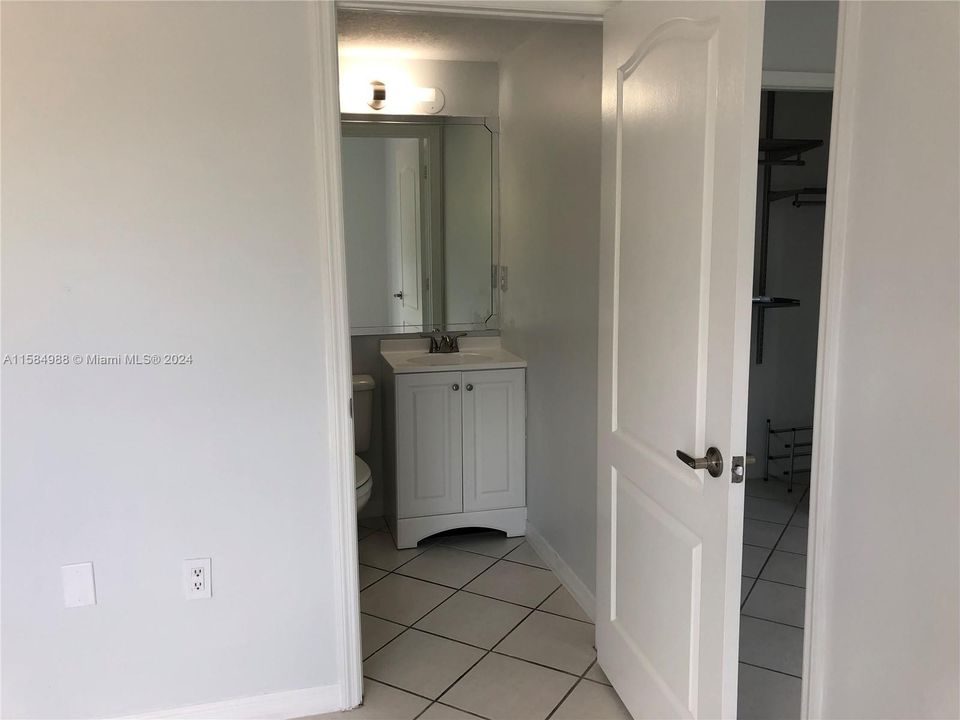 Active With Contract: $1,920 (1 beds, 1 baths, 405 Square Feet)