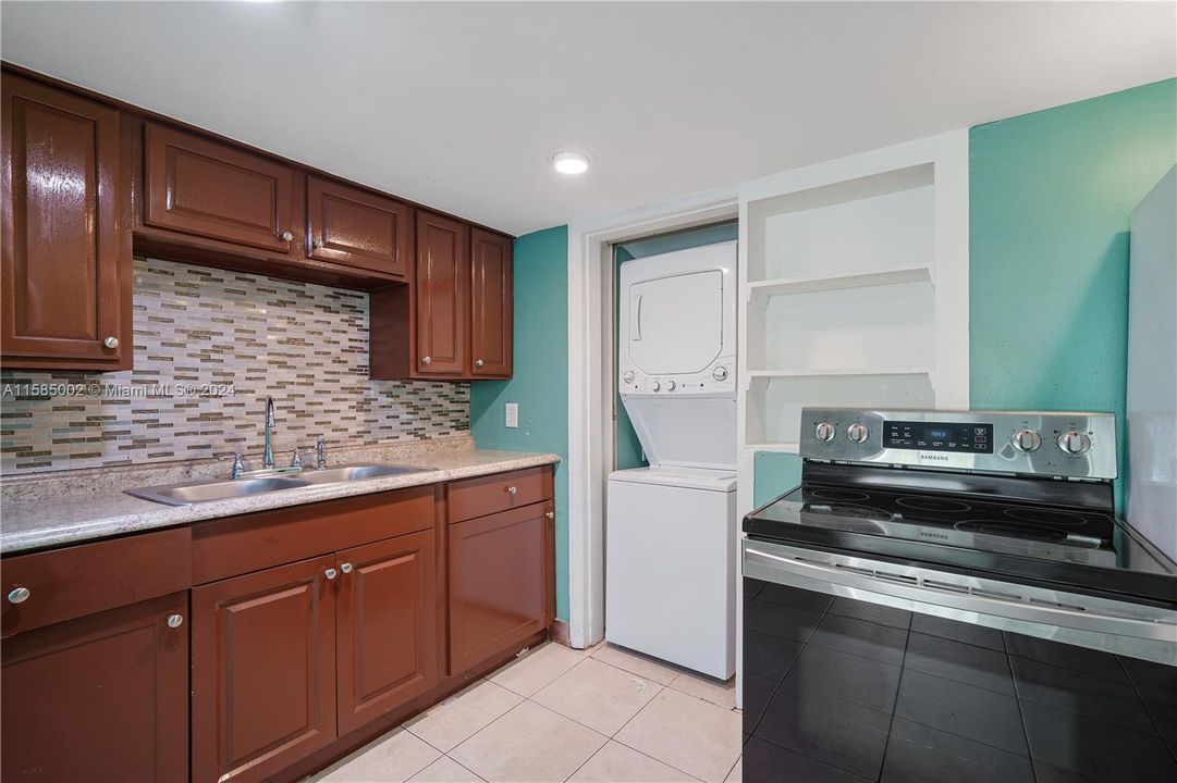 For Sale: $575,000 (3 beds, 2 baths, 978 Square Feet)