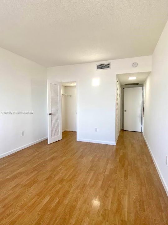For Sale: $370,000 (1 beds, 1 baths, 870 Square Feet)
