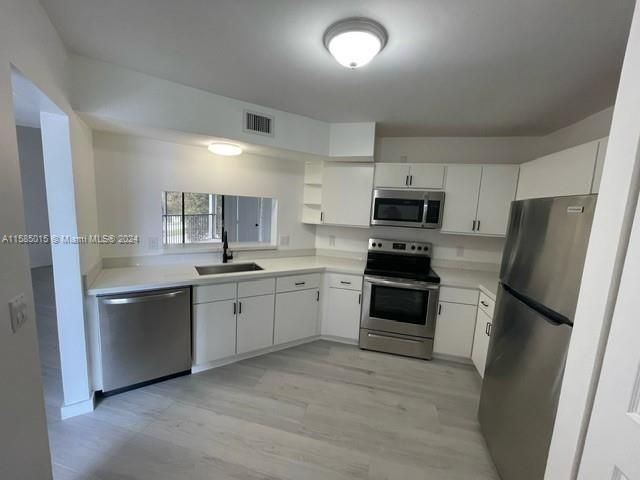 For Rent: $2,200 (2 beds, 2 baths, 970 Square Feet)