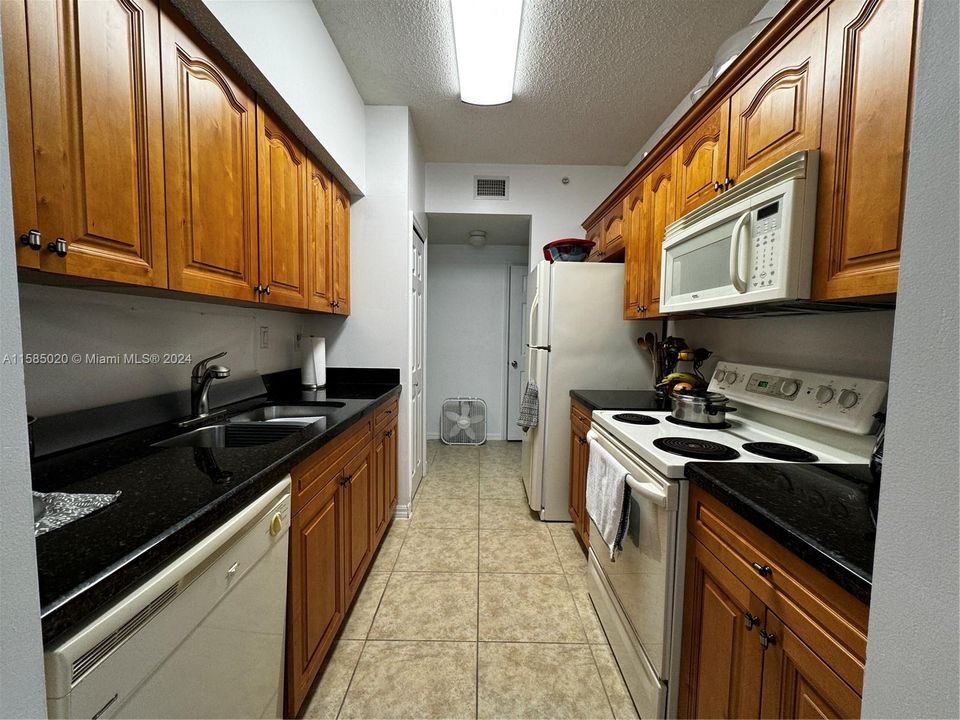 For Sale: $345,000 (2 beds, 2 baths, 1061 Square Feet)
