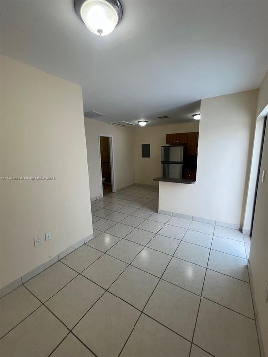 Active With Contract: $1,700 (1 beds, 1 baths, 550 Square Feet)