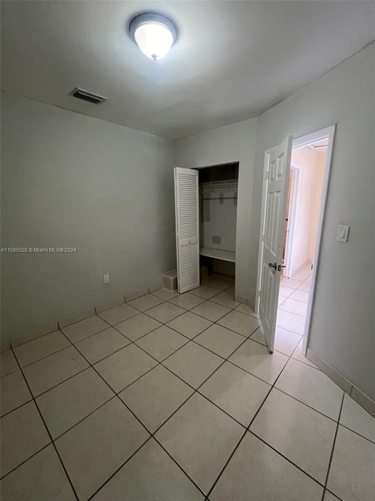 Active With Contract: $1,700 (1 beds, 1 baths, 550 Square Feet)