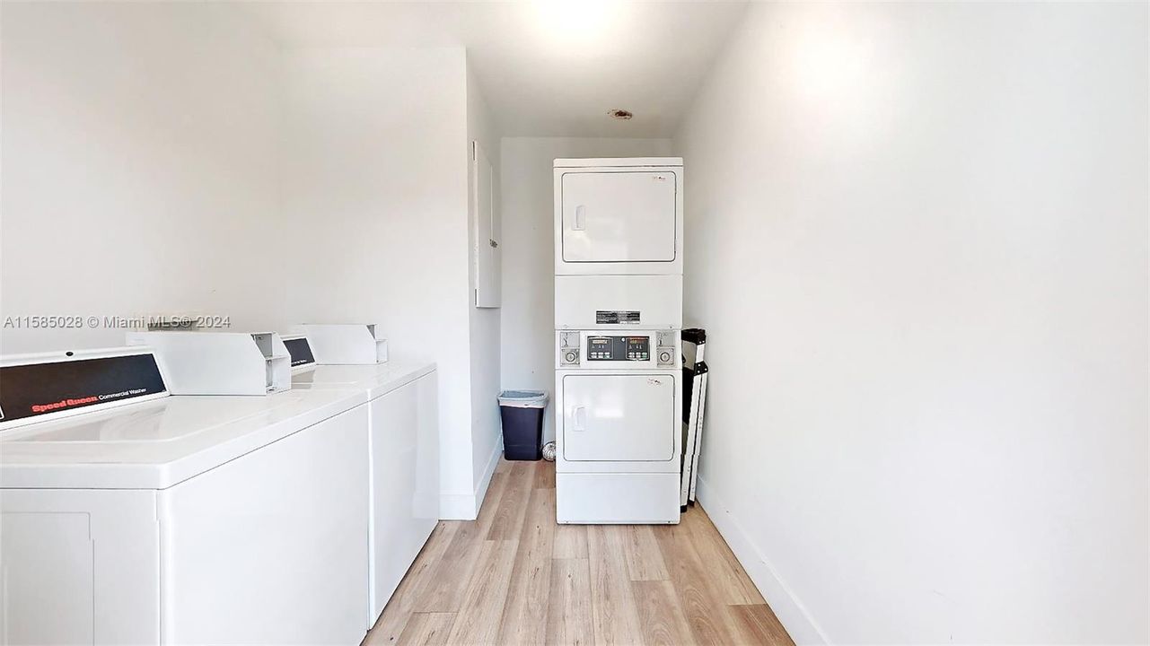 Active With Contract: $1,700 (1 beds, 1 baths, 550 Square Feet)
