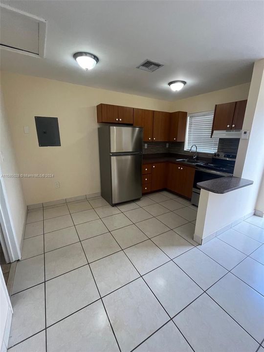 Active With Contract: $1,700 (1 beds, 1 baths, 550 Square Feet)