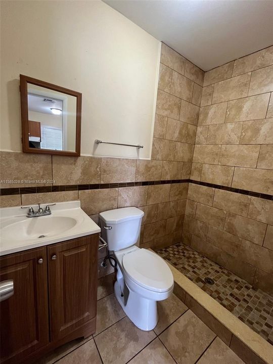 合同活跃: $1,700 (1 贝兹, 1 浴室, 550 平方英尺)