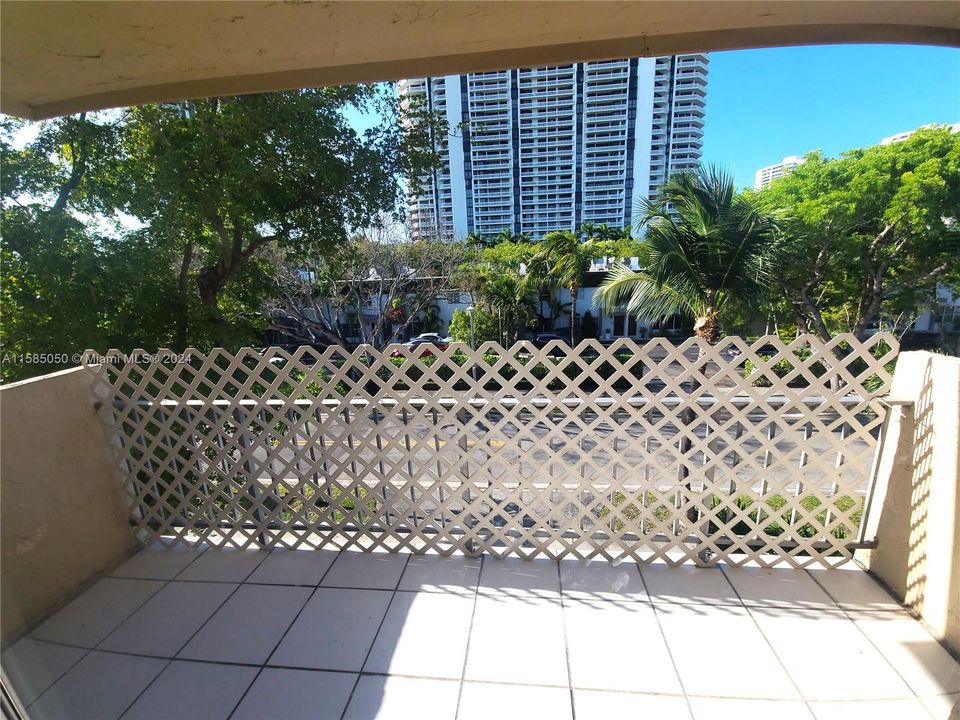 For Sale: $320,000 (2 beds, 2 baths, 959 Square Feet)