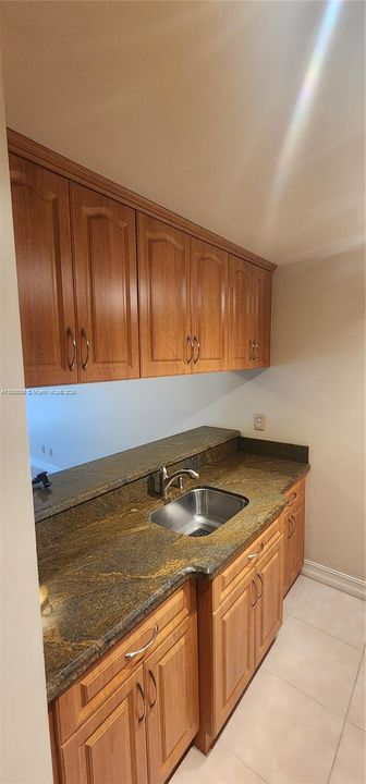 For Sale: $255,000 (1 beds, 1 baths, 843 Square Feet)