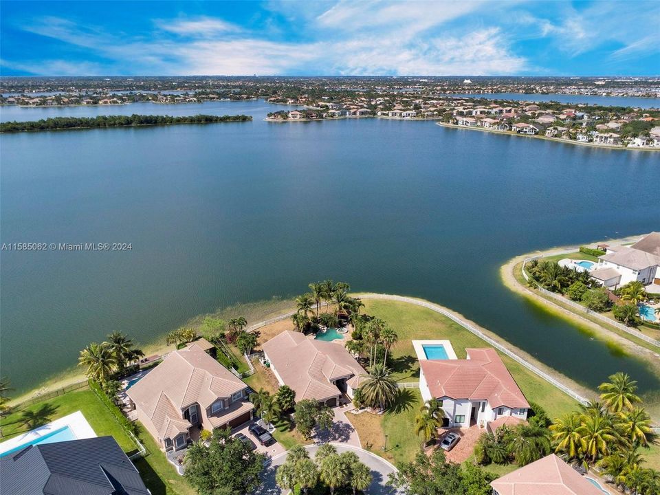 Active With Contract: $1,100,000 (5 beds, 3 baths, 2844 Square Feet)