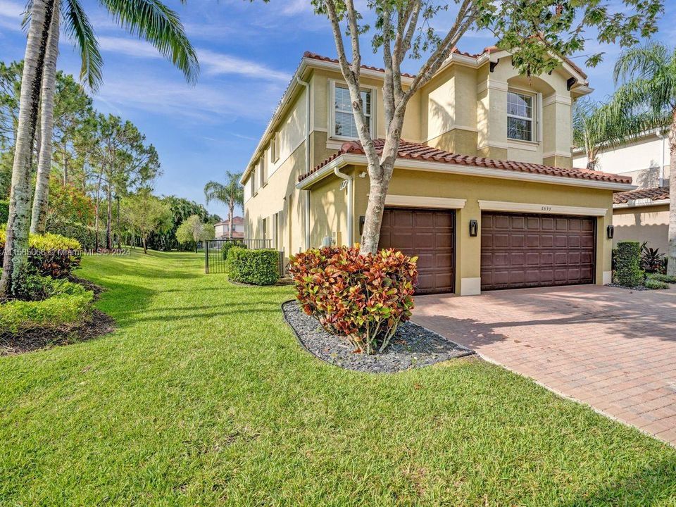 Recently Sold: $1,050,000 (6 beds, 5 baths, 3976 Square Feet)