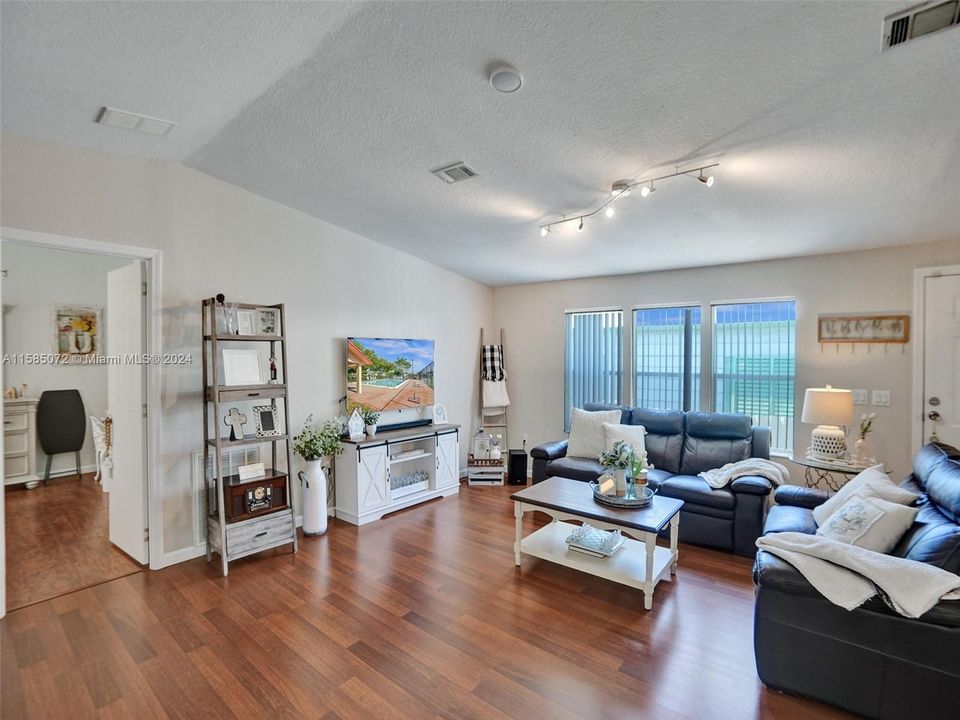 Active With Contract: $315,000 (3 beds, 2 baths, 1344 Square Feet)